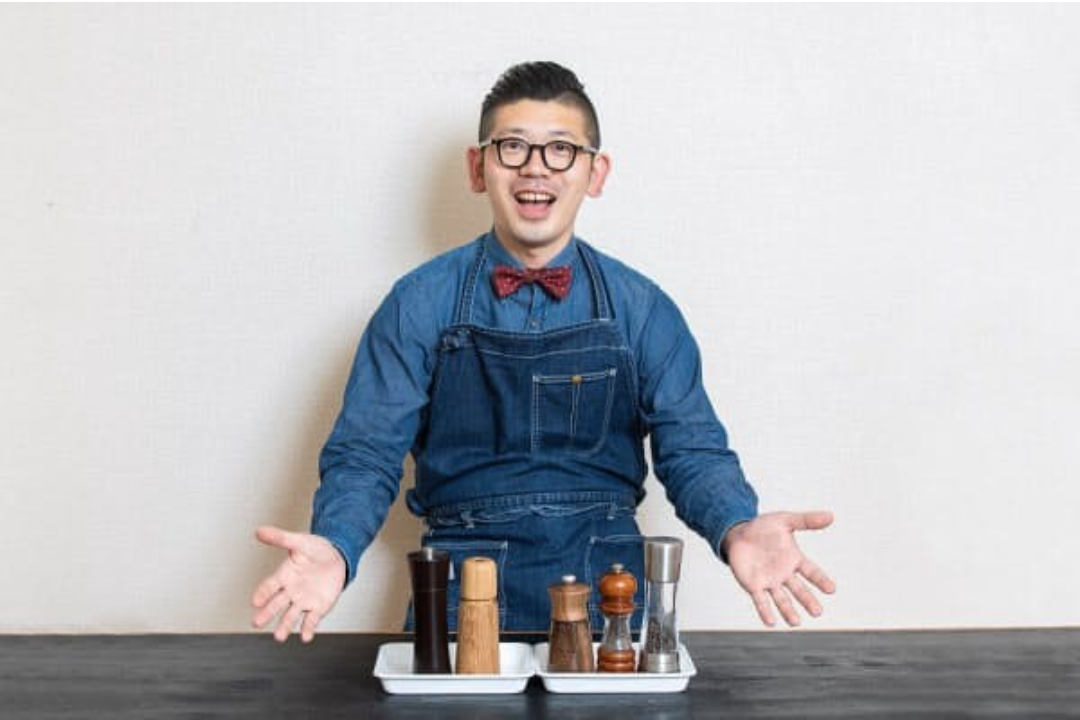 Yuta Iida, the 6th generation of the long-established cooking utensil store "Iidaya" in Kappabashi, Tokyo, is the kitchen bench grinds and compares the well-established world pepper mills.